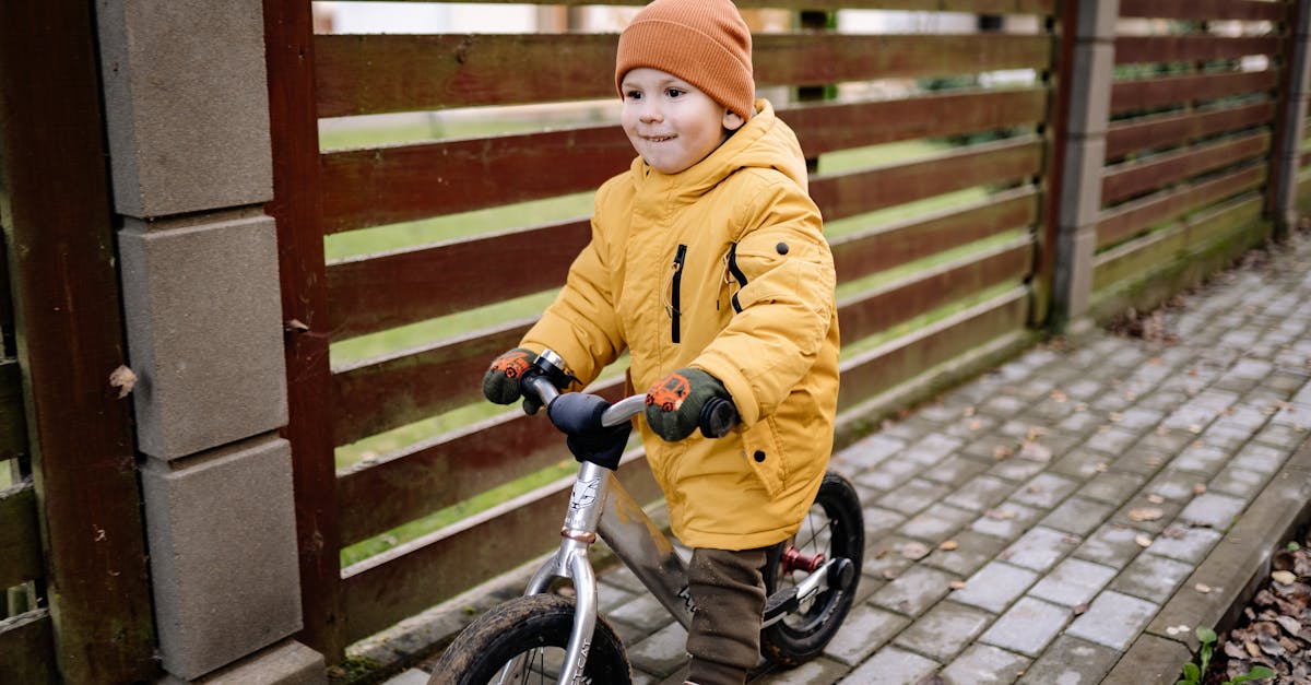 découvrez les bienfaits des balance bikes, ces vélos sans pédales qui aident les enfants à apprendre à équilibrer et à développer leurs compétences en cyclisme tout en s'amusant. parfaits pour les jeunes aventuriers, ils favorisent l'autonomie et la confiance sur deux roues.