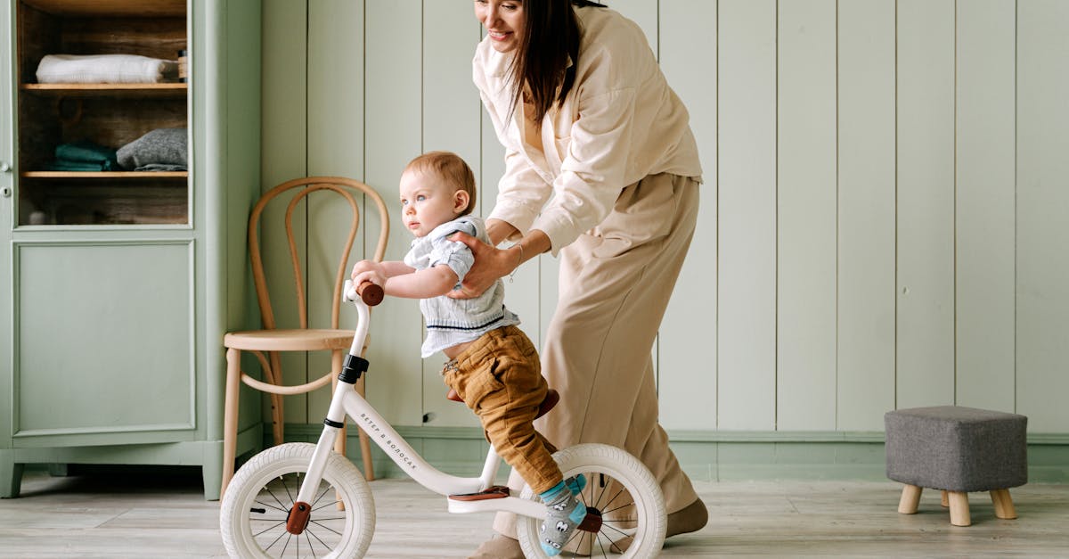 découvrez les bienfaits de la draisienne, une trottinette pour enfants qui favorise l'apprentissage de l'équilibre et de la coordination. idéale pour les jeunes enfants, elle leur permet de développer leurs compétences motrices tout en s'amusant.